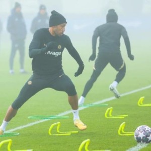 开云APP-被踢出欧冠名单不放弃合练 奥巴梅扬要留队自证？